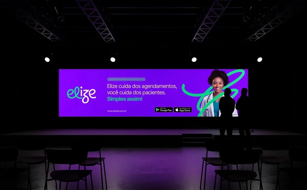 Palco de evento com a comunicação da Elize no telão